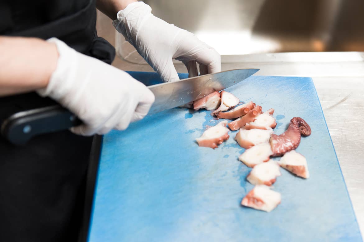 Preparación de plato de pulpo de restaurante de Vilavella Hotel & Spa****